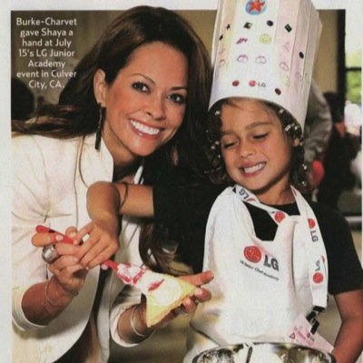 FOODIE, Favorite ingredient: LOVE.
Training by family of 6. Welcome to my kitchen.