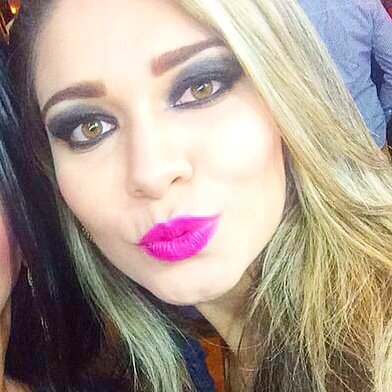 21, farmacêutica, pink, aquariana, goiana, apaixonada, defensora dos animais e feliz.