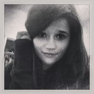 this is.my old twitter please go follow my bew one @destiny5sos95
