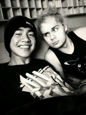 Free follow from @mukesunicorns and @malumsunicorns :) Tweet us the word 'Unicorn' for a followback :) To keep this free follow, follow our accounts ^