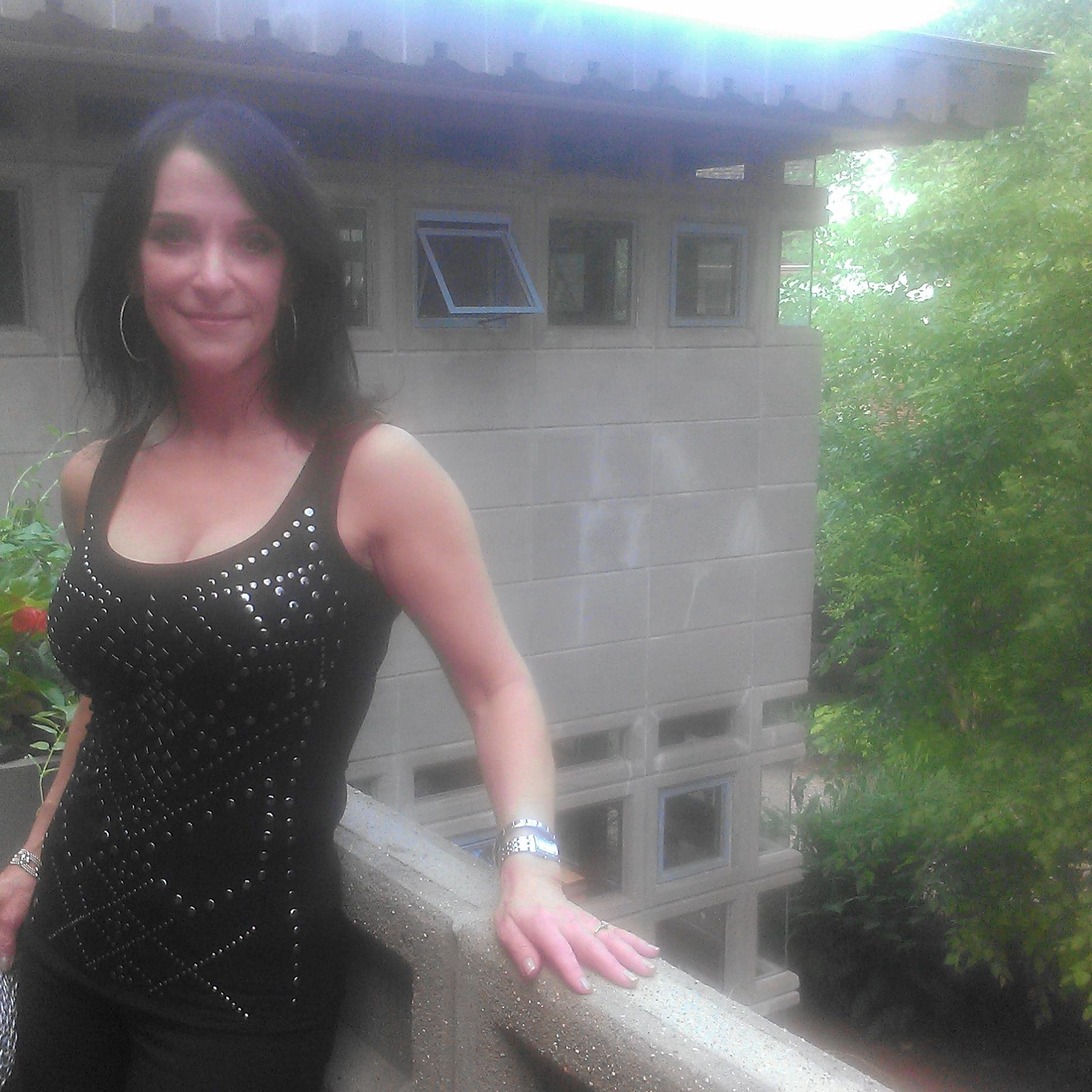 Fitness, beauty & wellness enthusiast, empowering you into a lifestyle of strength and vitality at any age. Gym owner, stylist, hypothyroid, says no to diets.