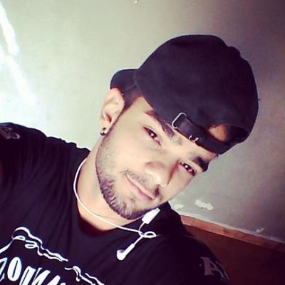 19 anos , moreno , olhos castanhos , snap: fabiootarozooo