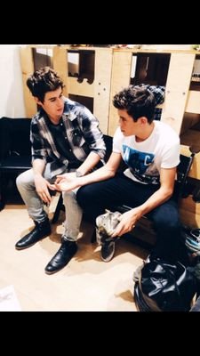 Hayes.Hayes.Hayes.Hayes.Hayes.Hayes   I love him but he doesnt know I exsist.