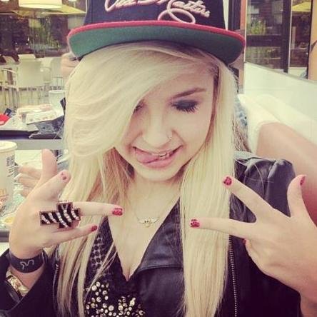 Em  Terra De Malandro  A Rainha Usá  Boné   *-*