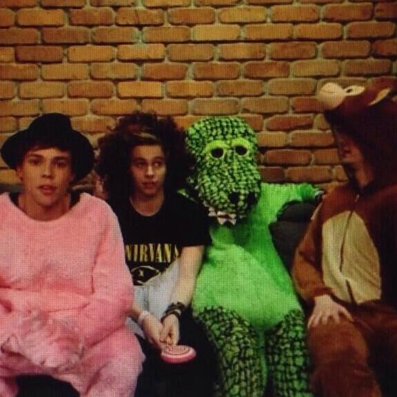 personals - @MikesMatingCall @hoodsharmony just 2 more members of the 5SOS fam