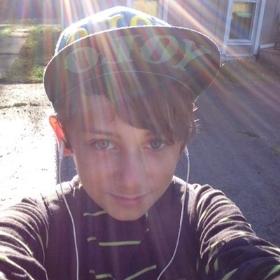 Love all my freinds not in the gay way wants to be famase loves god and family
