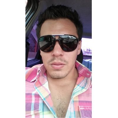 Hola soy vinicio moheno estudio universidad y no entre para hacer amigos si no para hacer dinero cabrones!!