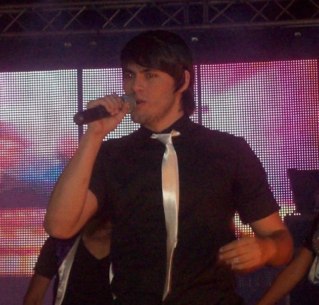 Por mas que digas ''no me voy a enamorar mas'' siempre vuelves a caer.  Aldrey es mi idolo.
