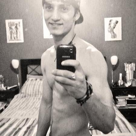 Dubstep,electrónica,EMIN3M, mido 1,70,morocho aah para que jajajaja Vivir la vidaa,ya habrá tiempo para dormirrrr.