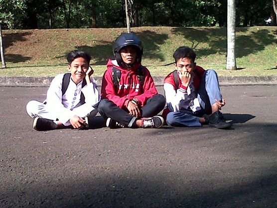 tauran bebas asal berbatas,sekolah tetap jadi prioritas utama...Just For Fun aja lah, buat spending time.....