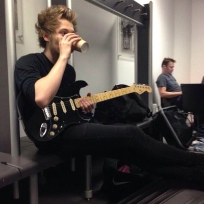 FREE FOLLOW YAY FOLLOW @smeIIyhemmings IF U WANNA LOL