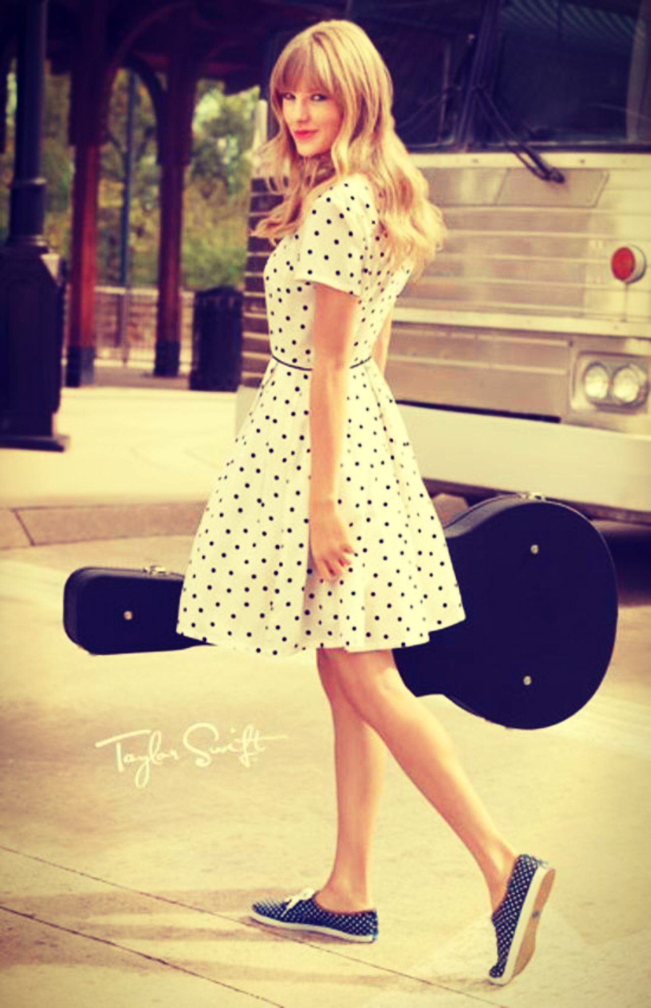 follow @wonderstrvck_x then ask for a followback with #MTVHottest Taylor Swift to get more free follows ♕ Lotsa love yayy! (fan accounts only)