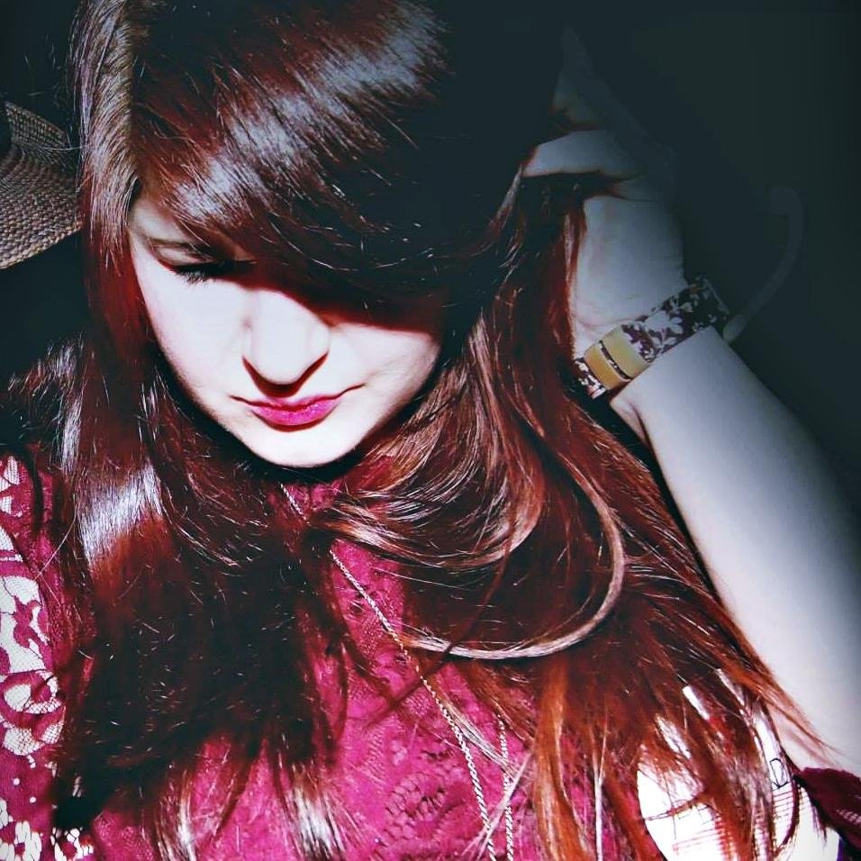 BeaQuaini's profile picture. 36 anni, capelli rossi, ossessionata dal cinema e dalla musica elettronica.  «La scaramanzia è stupida, ma le coincidenze sono stupende.»