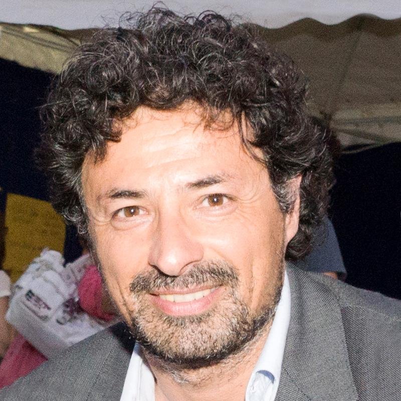 Scrittore, giornalista, copy e comunicatore d'azienda. Manipolo parole ed emozioni, i miei scritti sono vietati in tutte le carceri della Ue: fanno evadere