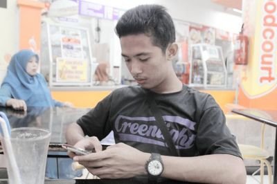 Cuma orang yang kamu cintai yang punya kesempatan paling besar buat nyakitin kamu.