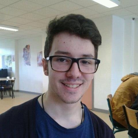French art student, 19 yo, love meeting peoples, chilling and have fun!