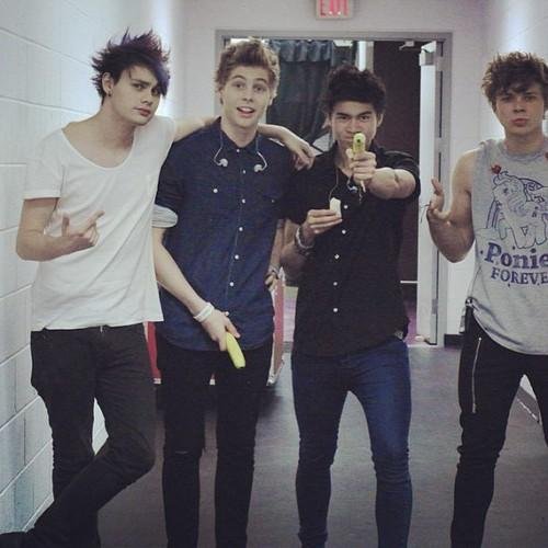 Cuenta de apoyo a 5SOS en el proyecto de Xavi en Los40. owners: @calumssoul @vashappeninsoul @5sospanishfam