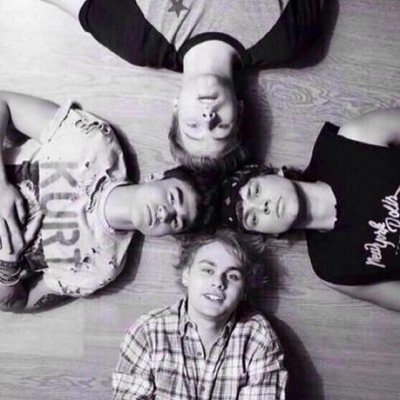 Here's a free follow so please RT the tweets for votes in return! Do it for our boys x