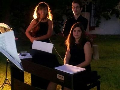 Trio Skerzo: Violín, Piano y tenor
Bodas, ceremonias, recepciones, congresos...
 Clásico, pop, flamenco, BSO...
Elena Acal, Cristina Cordero, Vicente Bujalance