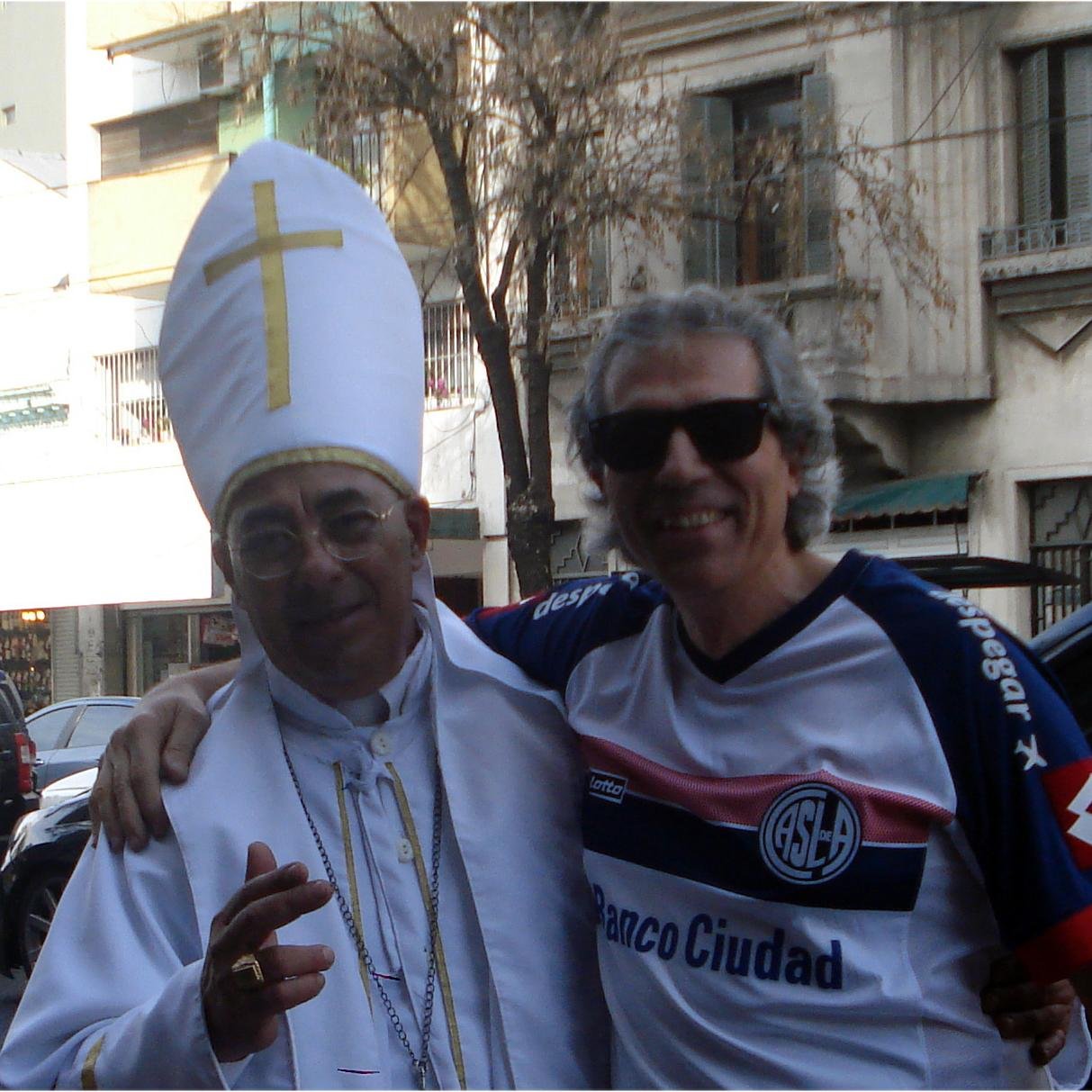 Arquitecto, Porteño y Argentino!!. Hincha y Socio Refundador de SAN LORENZO .
Fanático de la F1 desde el LOLE.
No tengo un millón de amigos pero tengo muchos.