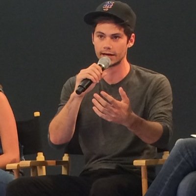 pls follow @gladerluke bc i lost my 18k and i really want it back thank u thank u dylan obrien is god