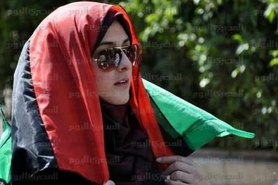 الوقوف على قدميك يمنحك مساحة صغيرة في هذا العالم.. لكن الوقوف على مبادئك يمنحك العالم كله :) ♥