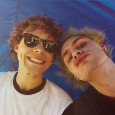 DON'T FOLLOW THIS ACCOUNT; FOLLOW @vanillahxmmings bc Michael Clifford