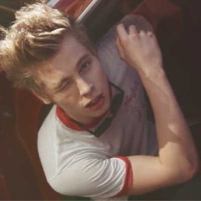 go follow @elevatelrh and ask for a fb! xx