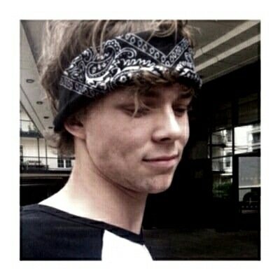 please follow @primadonnairwin ily (: