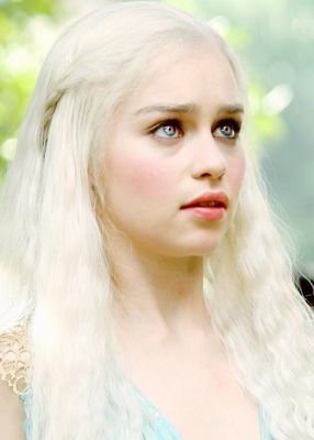 Soy Daenerys de la Tormenta, la que no arde.||Una Khaleesi en un mundo moderno.||Yer anni atthirari jalan||I will take what's mine with fire and blood