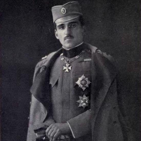 Kralj ujedinitelj. Osluškuje, posmatra i ocenjuje rad onih od čijih odluka zavisi sudbina zemlje koju je vodio.