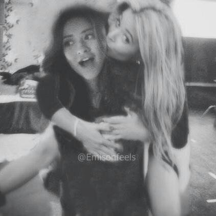 amo pretty litlle liars,glee,the vampire diares!! sou muito louca por Emison e buztanbenzo! e shipo muito rivegron! sou clarina! e sou apaixonada pela shay
