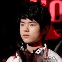 Kim Deft Hyuk-kyu is the AD carry for Samsung Galaxy Blue.