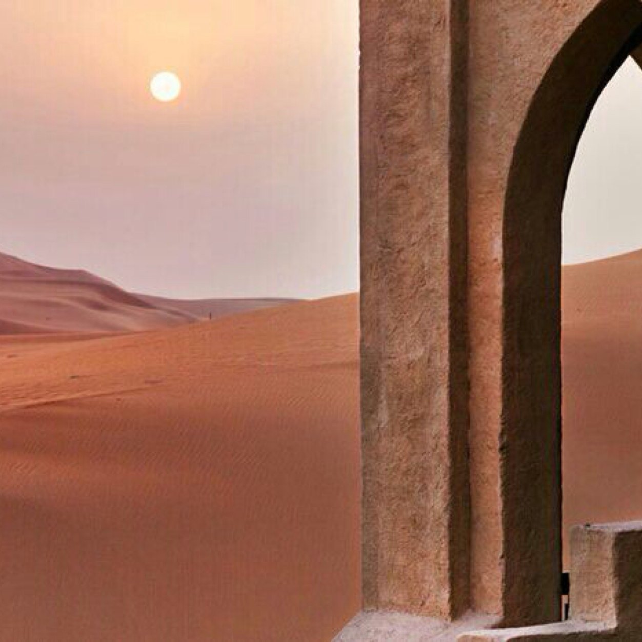 بعض الناس مثل الكتاب تجد فيهم الحكمة والخير الكثير وبعضهم لا تجد فيه إلا جمال صورة الغلاف