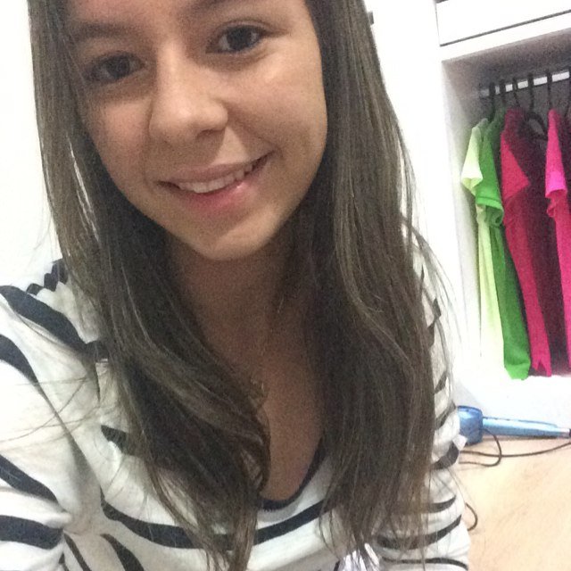 Lembre-se, só Deus pode nos julgar. Esqueça os inimigos, pois existe alguém que ama você!