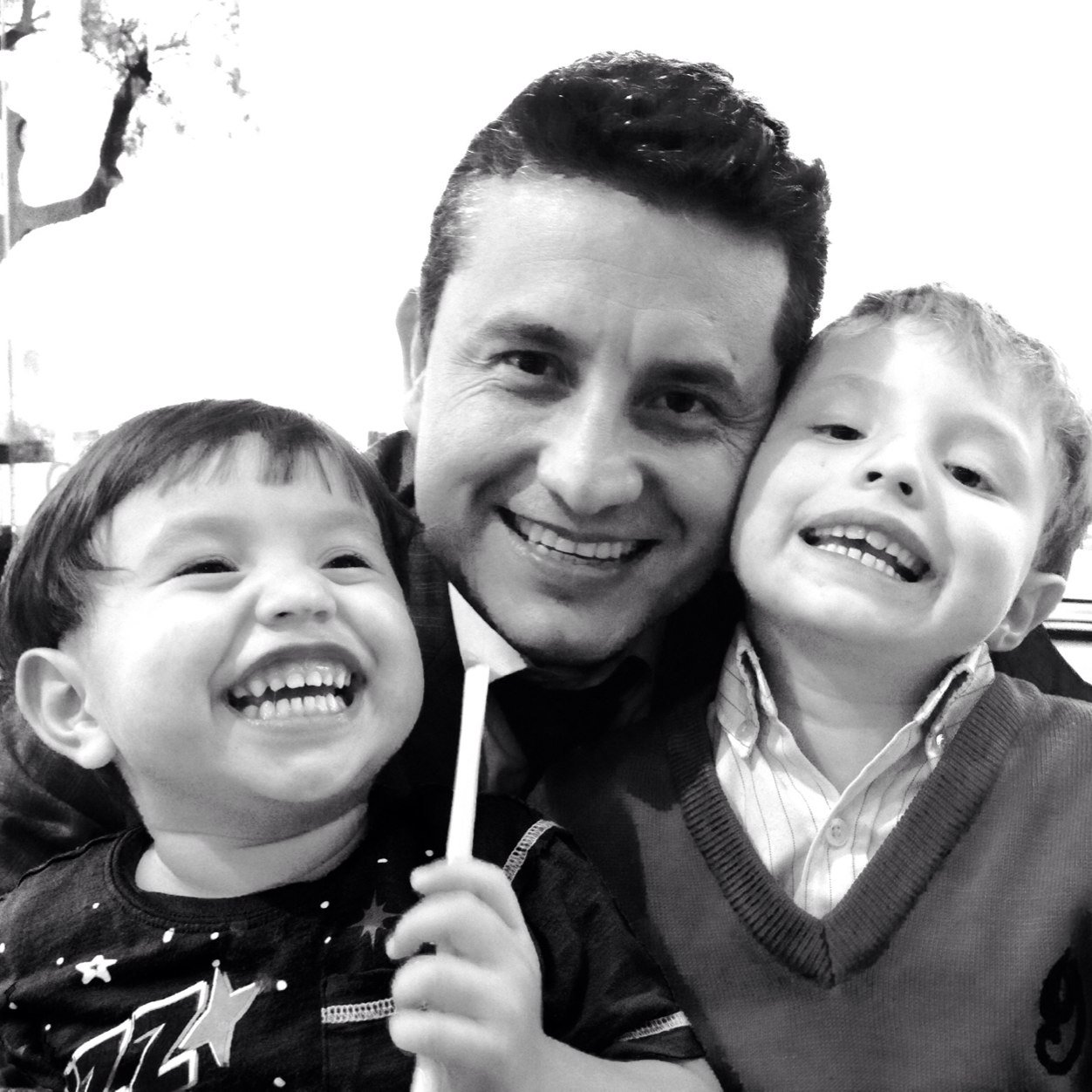 Padre y esposo super orgulloso. Ingeniero dedicado a las finanzas, y deportista de corazón.