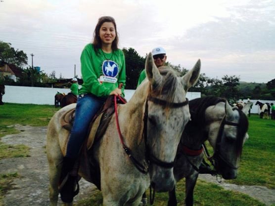 amo anda de cavalo e gosto de comida oriental e sair com amigos e assistir filmes é claro e pra praia