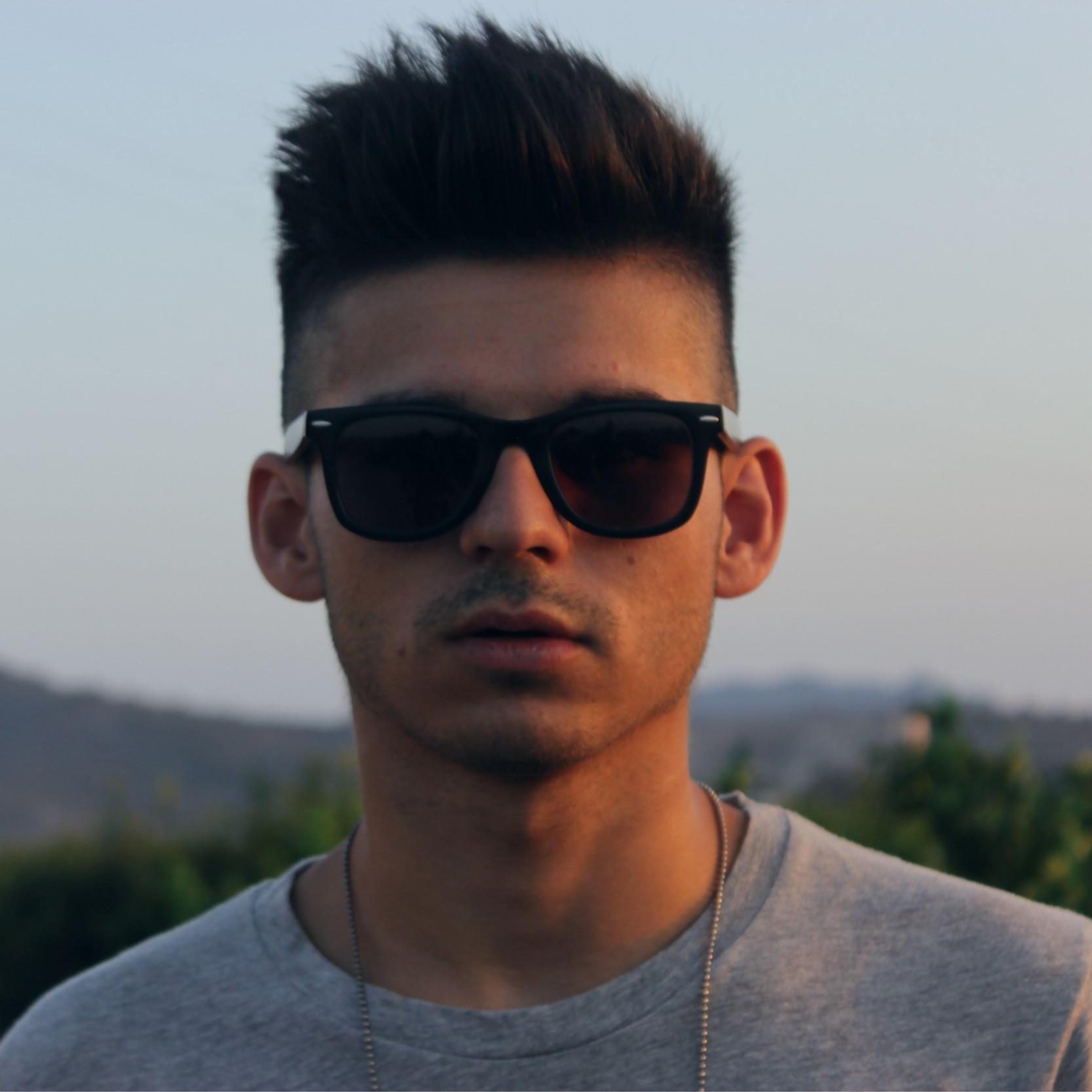 El twitter oficial de Vlogsaurio! Subo videos que dan verguenza. Hechalos un vistazo y burlaros un poco de mi va:)