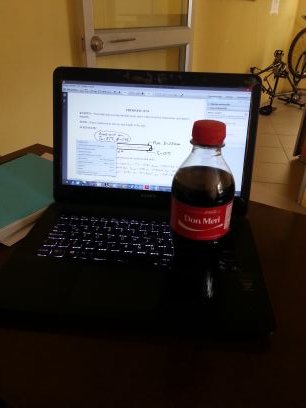 Un café en una tarde lluviosa con música suave en un ambiente tranquilo con una conversación amena...