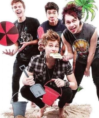 ☆It starts on Youtube and now four assies are winning the world.☆ Calum Hood, Luke Hemmings , Michael Clifford y Ashton Irwin #5SOSFAM {0/4 but happy endlessly}