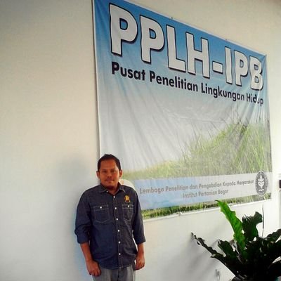 orang biasa, rakyat jelata, petani karet, helper