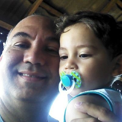 Administrador de empresas, casado com Ana Paula e pai do Mateus.