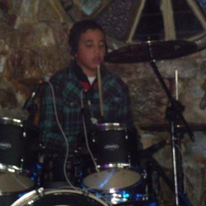 Sou musico toco na igreja do evangelho quadrangular bateria. toco violão e contra baixo tbm!!