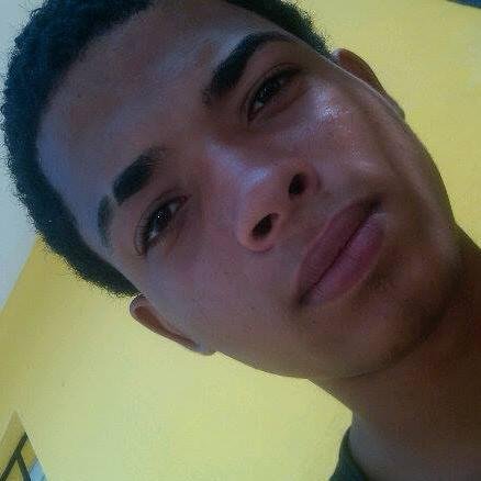 - Valora al que te hace vivir, quiere al que te hace reír, y ama al que te hace feliz. ♥