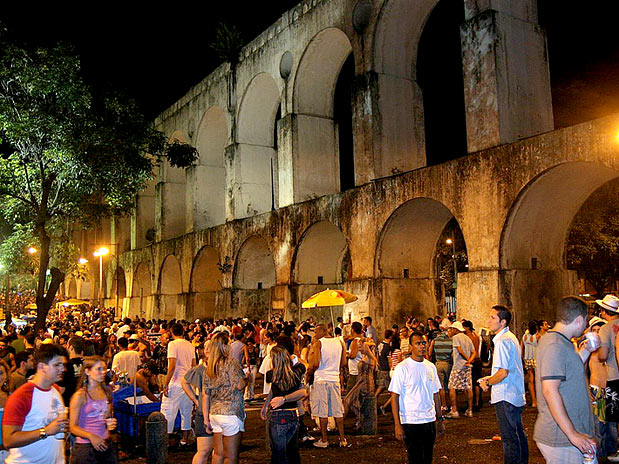 O bairro da Lapa, conhecido como berço da boêmia carioca, também é famoso pela arquitetura, a começar pelos Arcos - conhecidos como Arcos da Lapa