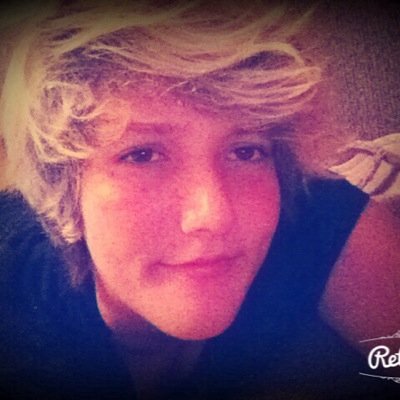 My name is summer I love everybody In  one direction especially my cousin Niall ❤️ and I love zayn lol makes things awkward xD
