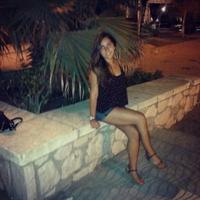 chica morena, estatura media, simpatica,alegre ,malagueña,cariñosa, con ganas de disfrutar de la vida :)