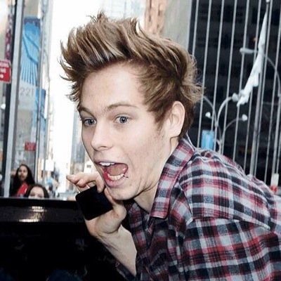 Follow my actual acct @5soslovin___