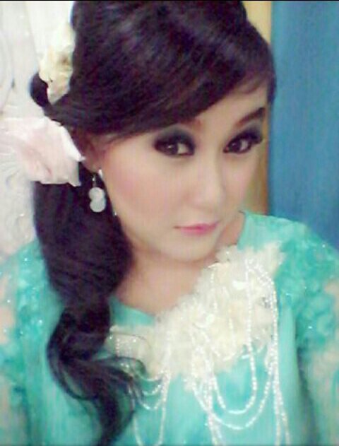 i'm just a little girl who always dreams be a success fully grow up girl !!! whatever will be happen .. keep cheer  ^^