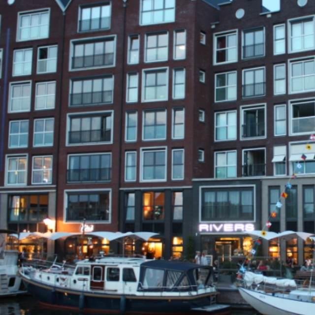Bij Rivers Club & Restaurant kun je dagelijks genieten van een heerlijke lunch, een verrassend diner, een goed kopje koffie en een mooi glas wijn.